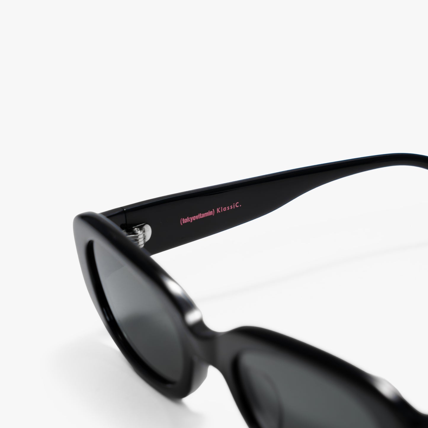 KLASSIC. PILL SUNGLASSES