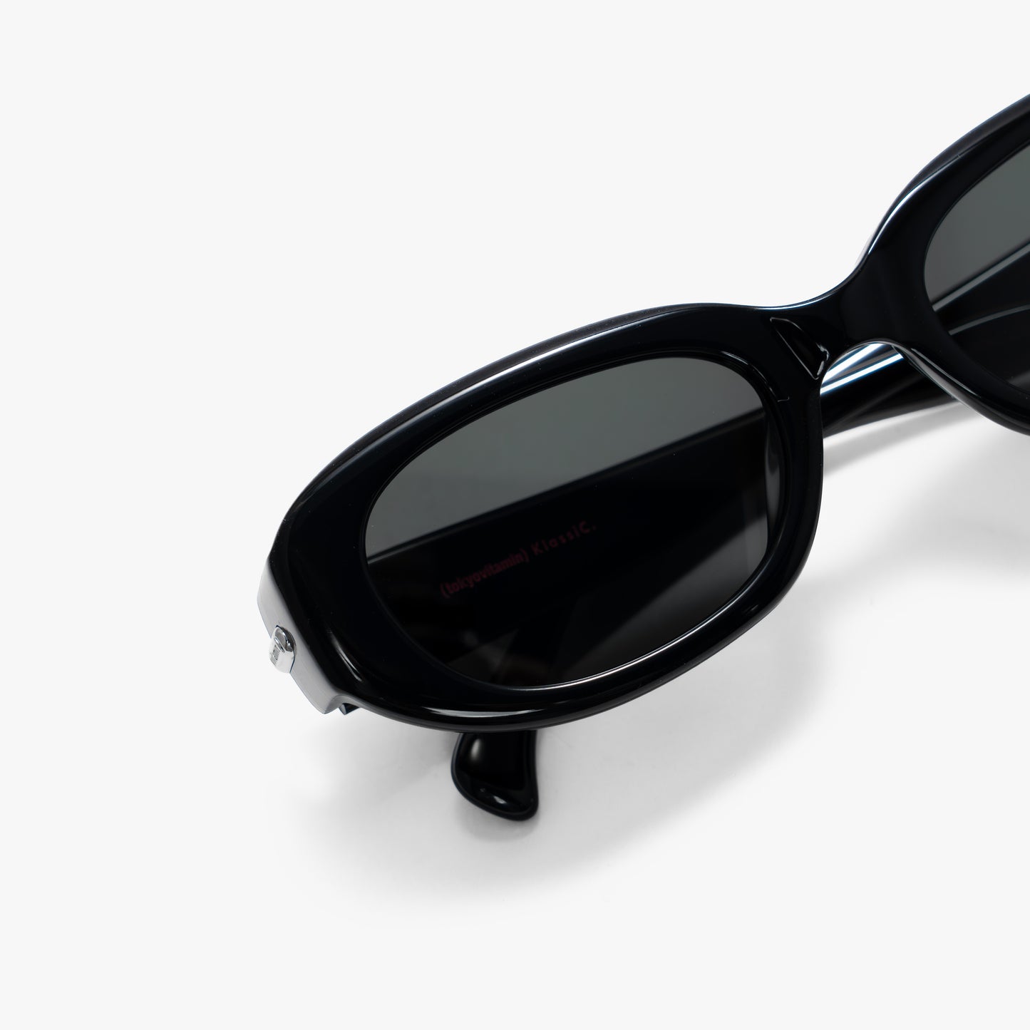 KLASSIC. PILL SUNGLASSES